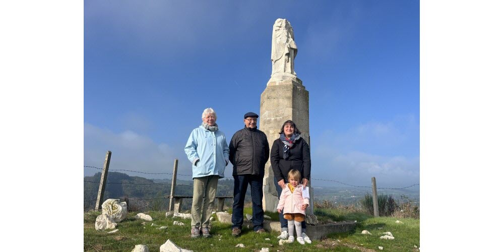 De gauche a droite chantal genoux paul coudour et amelie maugis se mobilisent pour la madone de saint polgues photo raphael palma